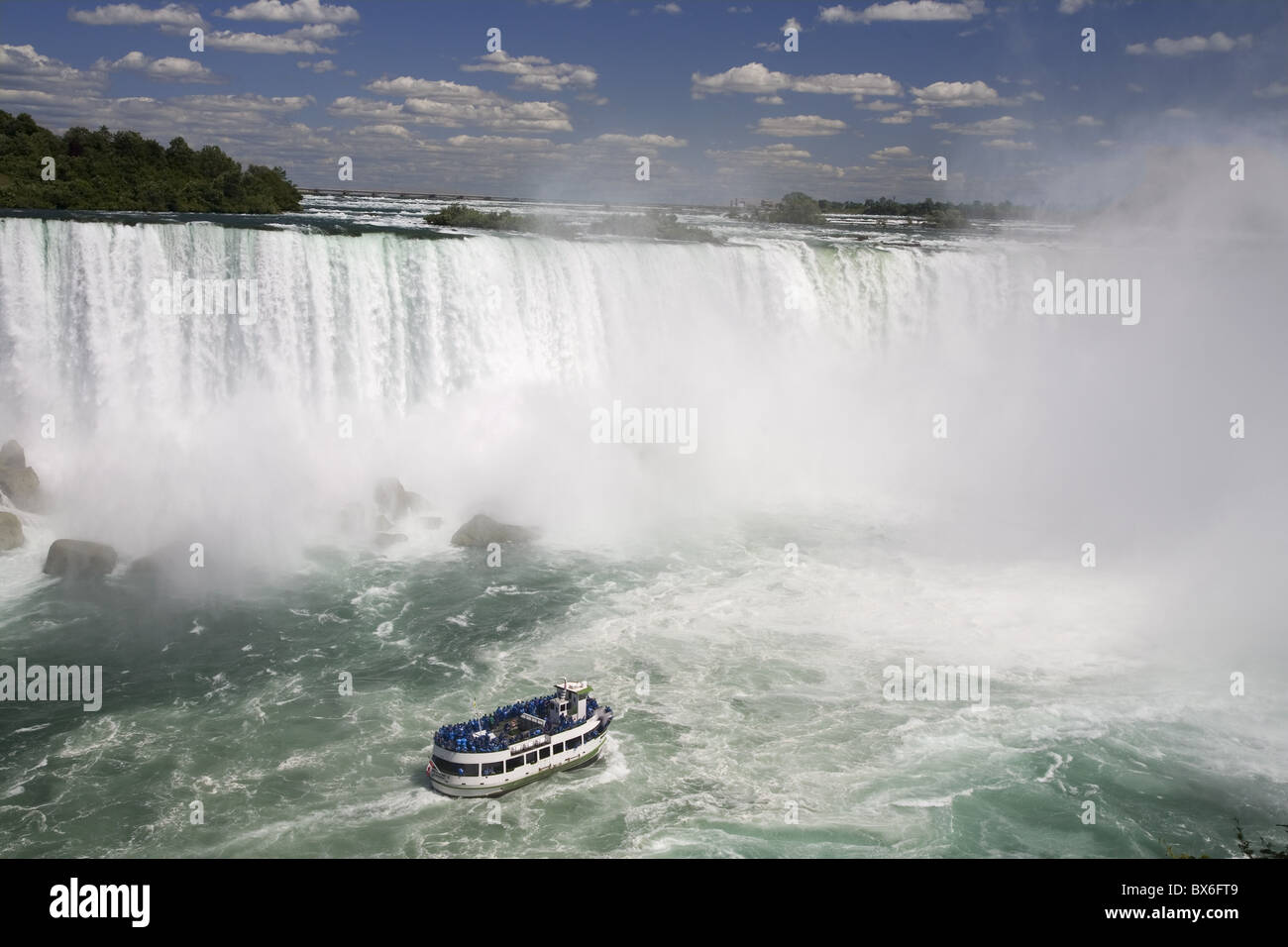 Maid of the Mist voiles près de l'American Falls de Niagara Falls, État de New York, États-Unis d'Amérique, Amérique du Nord Banque D'Images