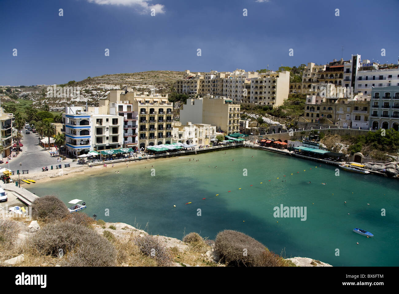 Le village de Marsalforn sur l'île de Gozo, Malte, Méditerranée, Europe Banque D'Images