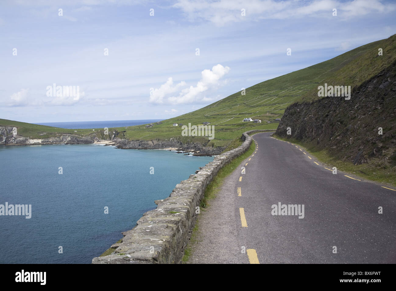 Le long de la route littoral pittoresque dans la péninsule de Dingle, comté de Kerry, Munster, République d'Irlande, Europe Banque D'Images