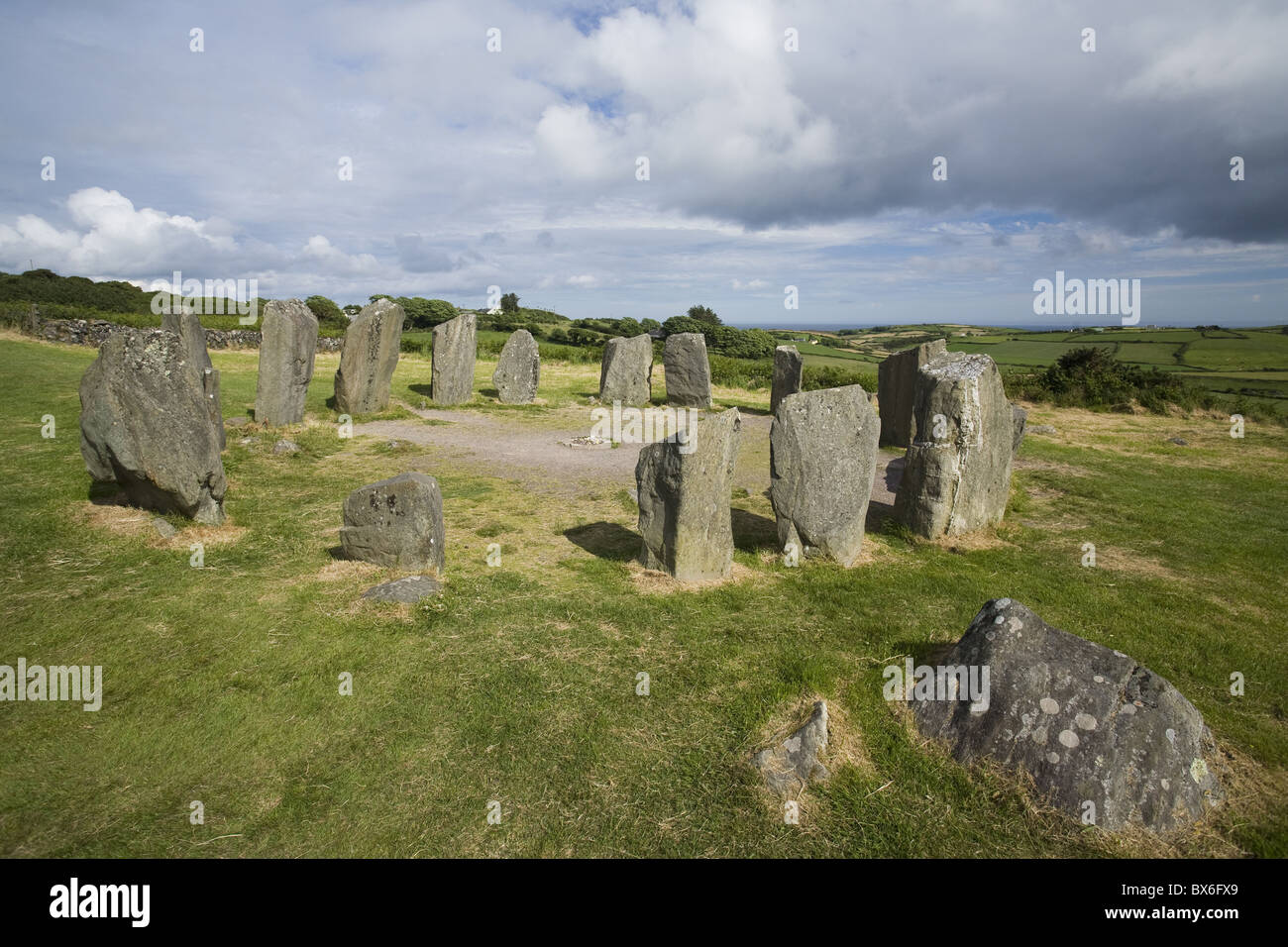 Le cercle de pierre de Drombeg stone circle d'un vélo, connu localement sous le nom de l'autel du druide, comté de Cork, Munster, République d'Irlande Banque D'Images