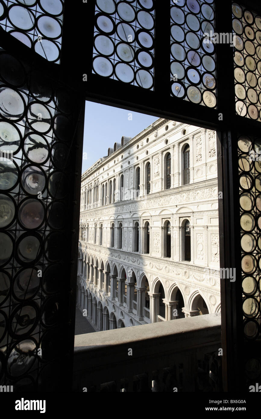 À travers une fenêtre au Palais des Doges, Venise, Vénétie, Italie, Europe Banque D'Images