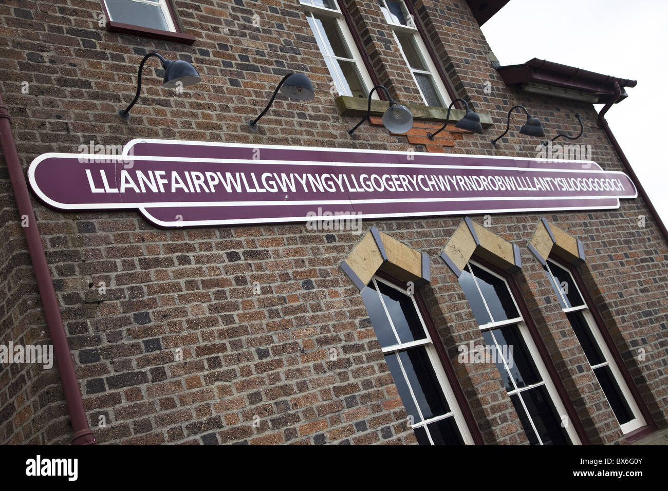 Llanfair PG gare, le plus long nom de ville dans le monde, le Pays de  Galles, Royaume-Uni, Europe Photo Stock - Alamy