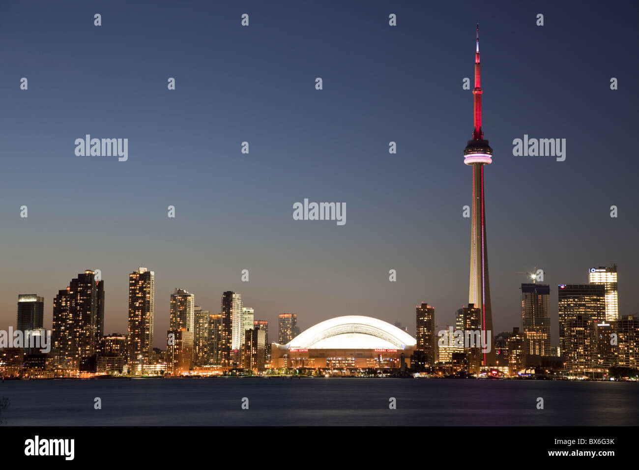 Toits de ville avec la Tour CN et le Centre Rogers, précédemment le Skydome, Toronto, Ontario, Canada, Amérique du Nord Banque D'Images