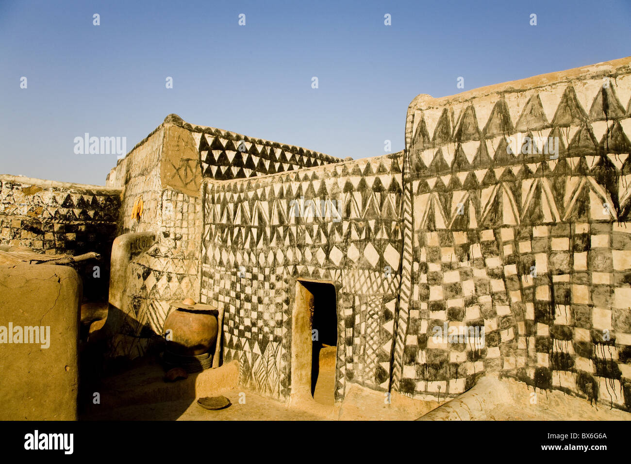 Maison de terre peinte à Tangassogo, village près de la frontière du Ghana, Burkina Faso, Afrique de l'Ouest, l'Afrique Banque D'Images