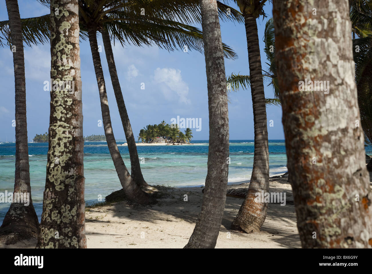 Îles de l'archipel de San Blas dans la mer des Caraïbes, vue à travers les palmiers sur Dog Island, Panama, Amérique Centrale Banque D'Images