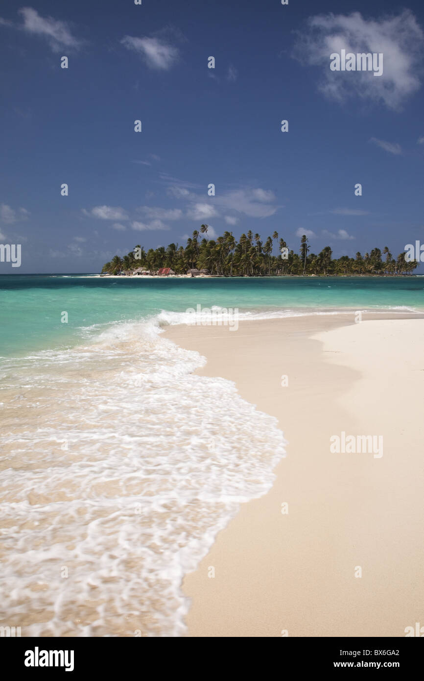 Plage de sable avec Diablo Island (Niatupu) en arrière-plan, les îles San Blas, mer des Caraïbes, Panama, Amérique Centrale Banque D'Images