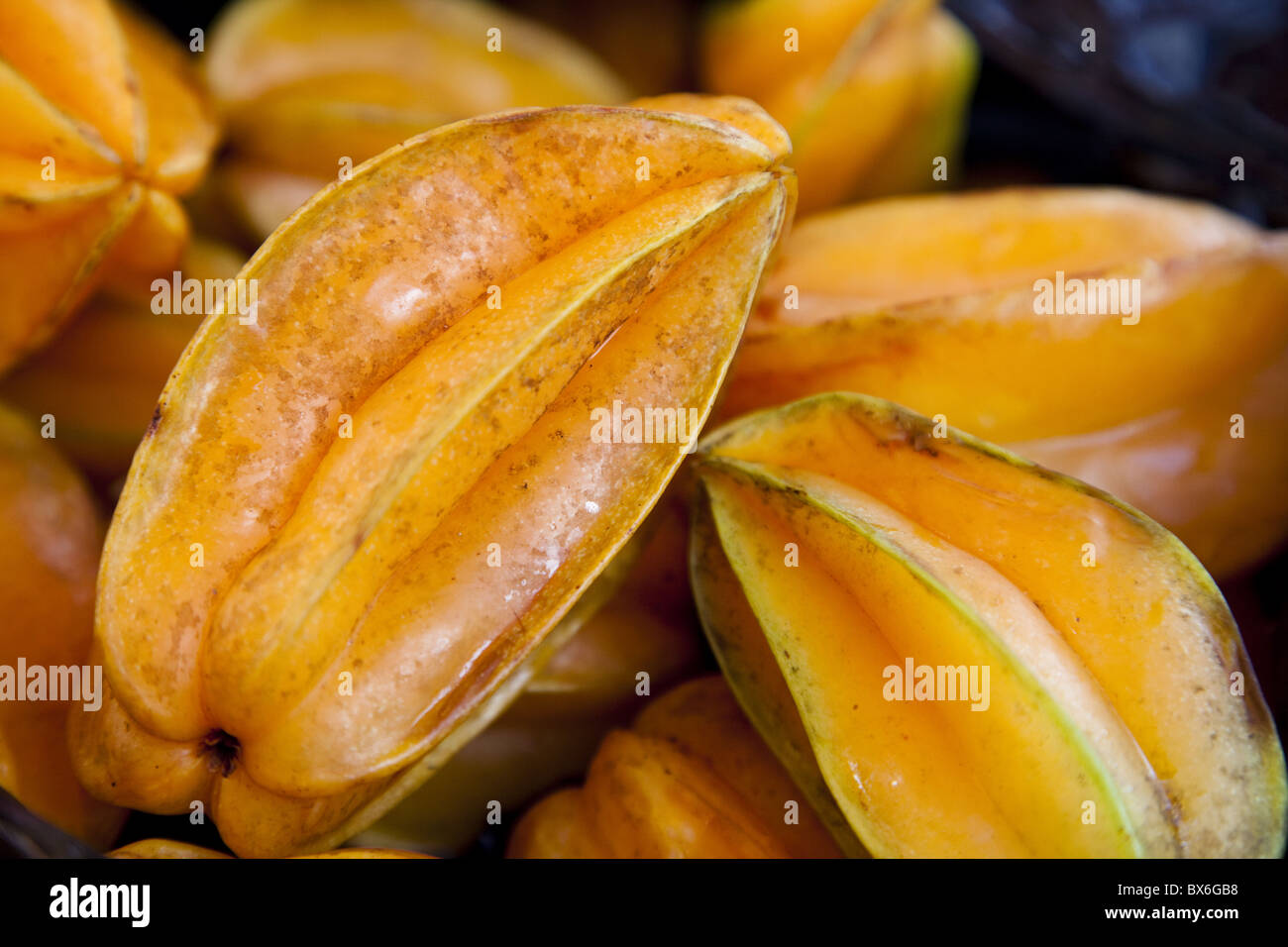 Caramboles (Carambole) (Averrhoa carambola), un fruit en forme d'étoile lorsqu'il est coupé, cultivés en conditions tropicales Banque D'Images