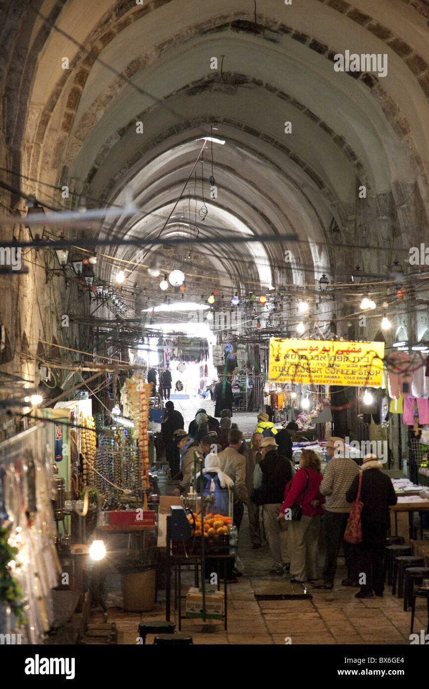 Marché dans la ruelle couverte dans le secteur arabe, vieille ville, Jérusalem, Israël, Moyen Orient Banque D'Images