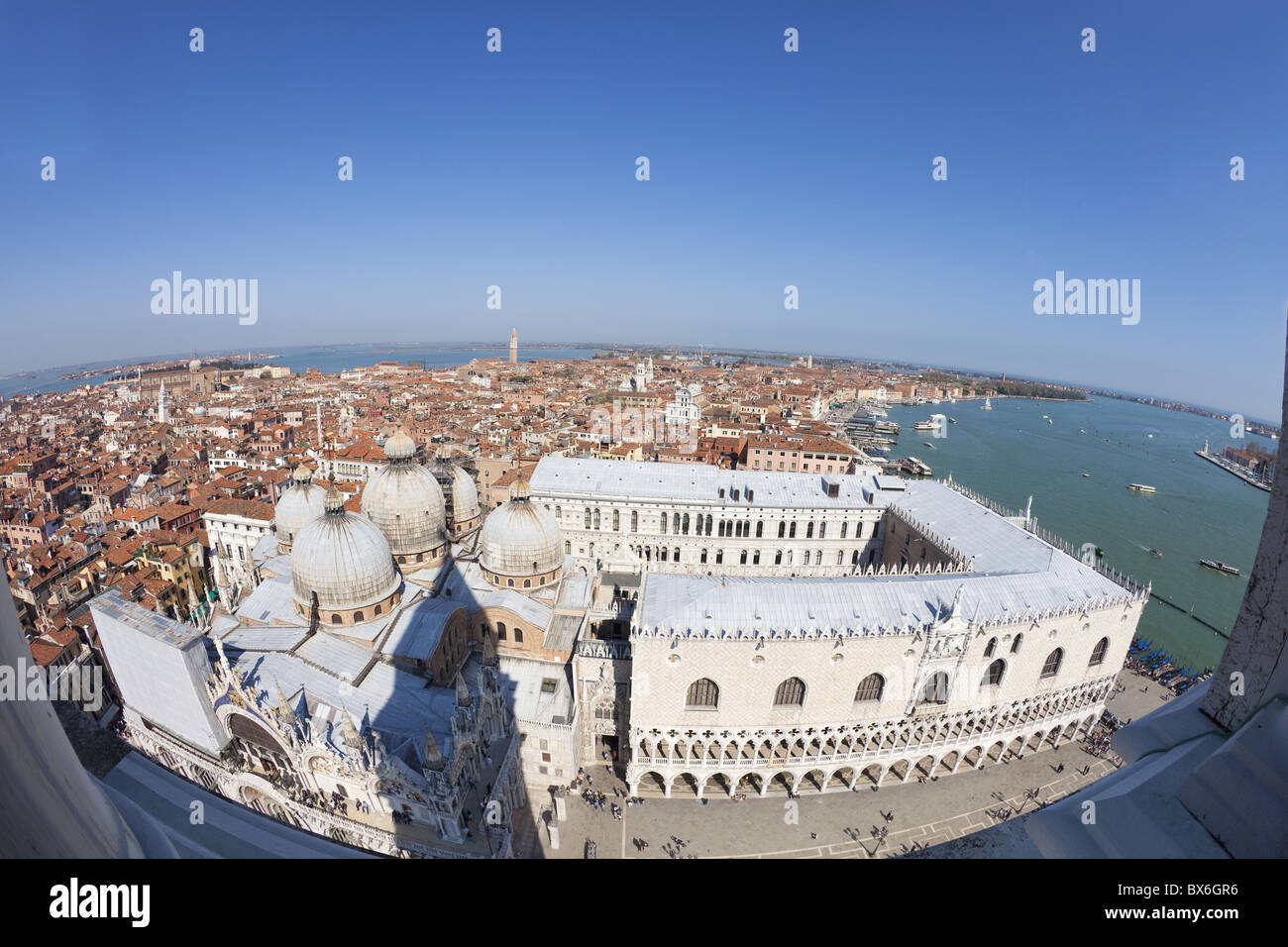 Vue du haut de la Campanile, la Basilique St Marc, Isole San Giorgio Maggiore, UNESCO World Heritage Site, Venise, Italie Banque D'Images