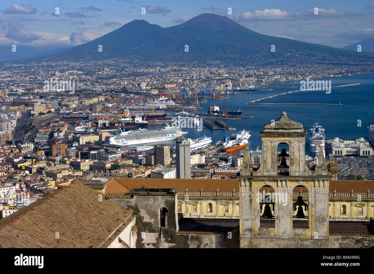 Vue urbaine avec le Certosa di San Martino et le Vésuve Naples, Campanie, Italie, Europe Banque D'Images