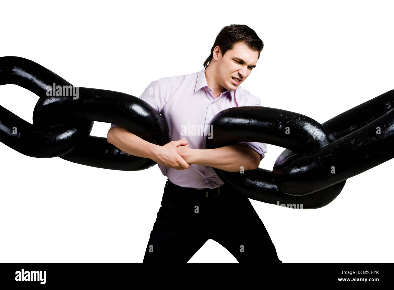 Portrait of businessman tendue avec deux sections d'énorme chaîne sur fond blanc Banque D'Images
