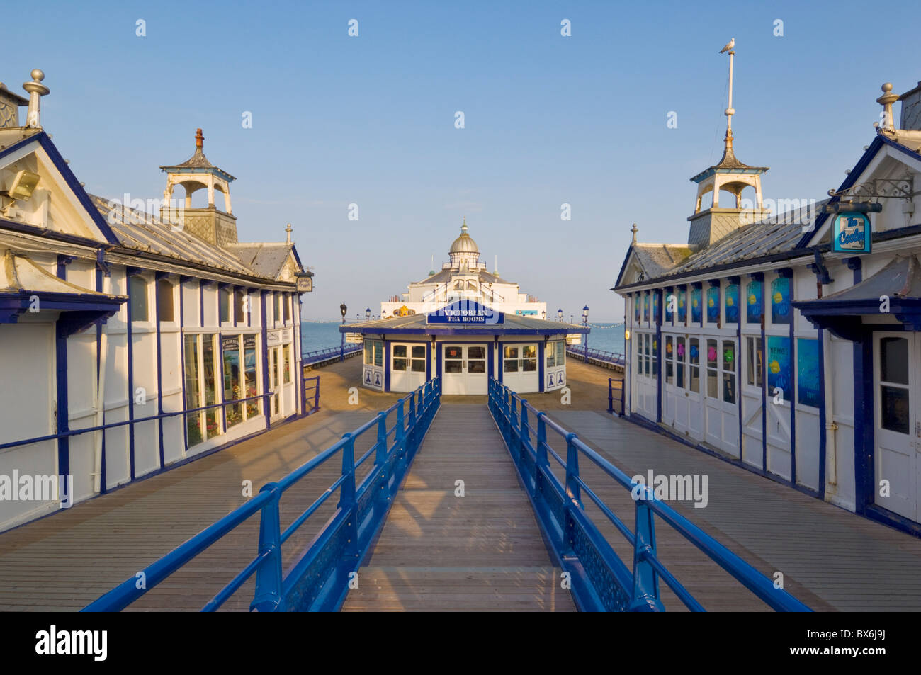 Eastbourne Pier, plage et épis, Eastbourne, East Sussex, Angleterre, Royaume-Uni, Europe Banque D'Images