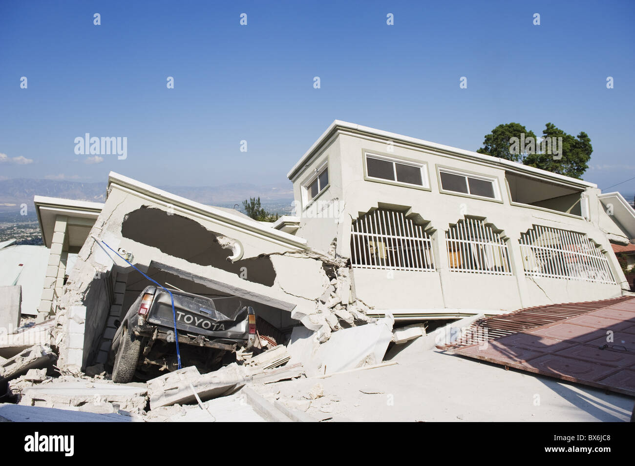 Voiture endommagée et bâtiments, tremblement de terre de janvier 2010, Montana Estate, Port-au-Prince, Haïti, Antilles Banque D'Images
