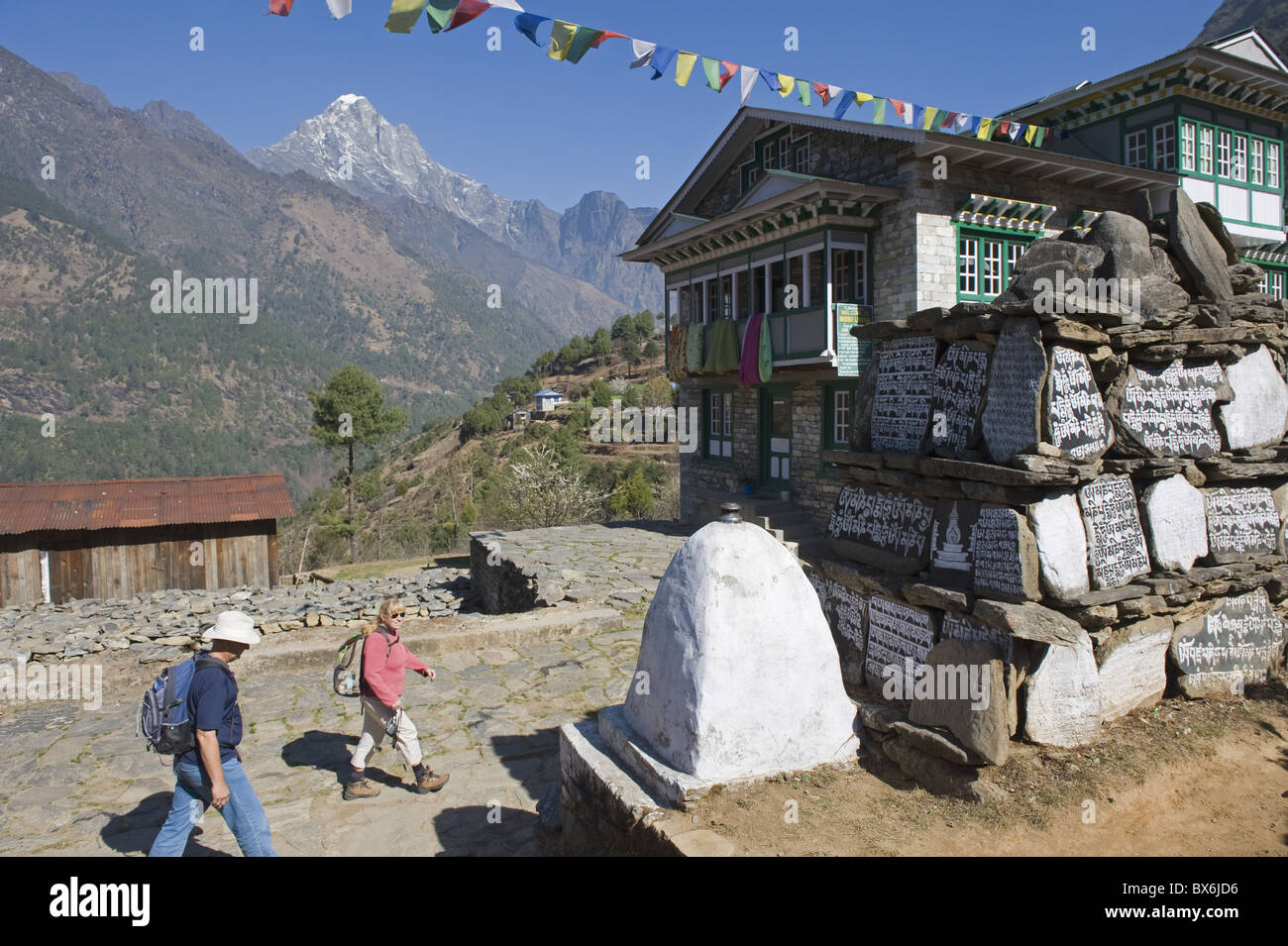 Les randonneurs en passant devant une pierre mani Solu Khumbu, Région de l'Everest, parc national de Sagarmatha (Népal, Asie Banque D'Images