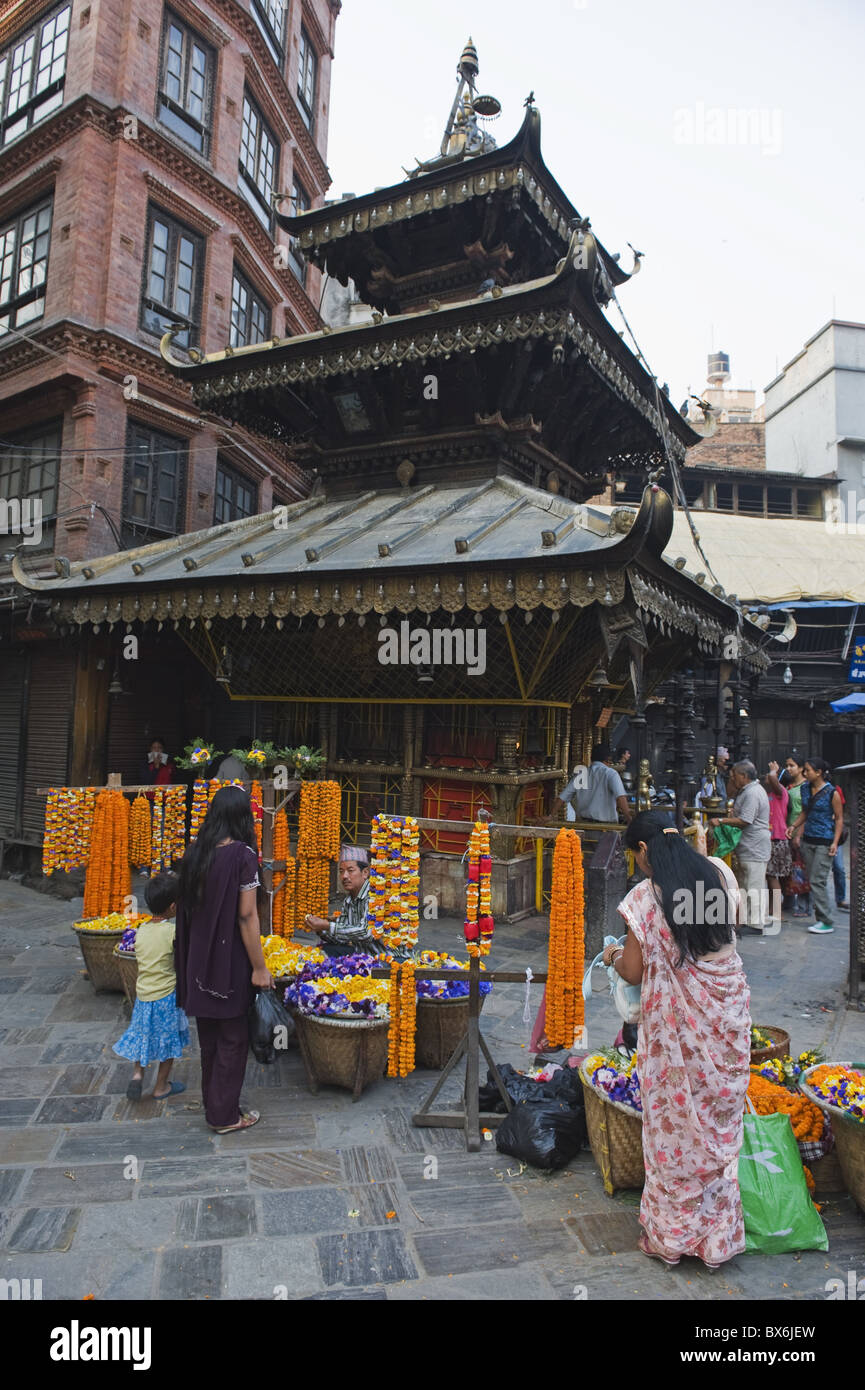 Les vendeurs de fleurs dans un temple à Katmandou, Népal, Asie Banque D'Images
