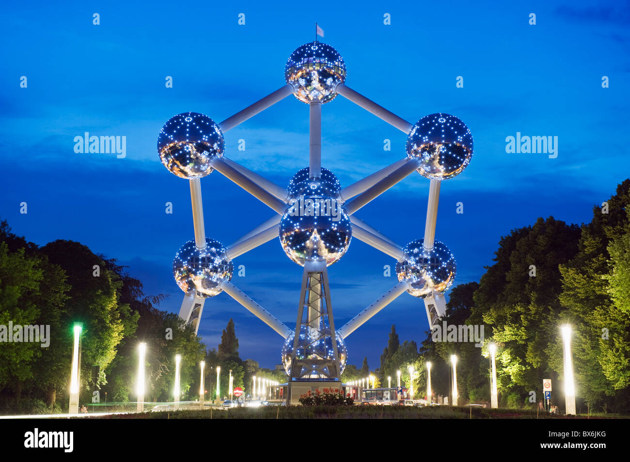 1958 World Fair, Atomium modèle d'une molécule de fer, illuminé la nuit, Bruxelles, Belgique, Europe Banque D'Images
