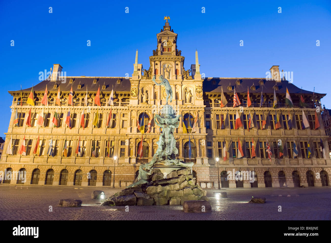 Brabo fontaine baroque, construit en 1887, par Jef Lambeaux, l'hôtel de ville (Stadhuis) illuminé la nuit, Anvers, Flandre orientale, Belgique Banque D'Images