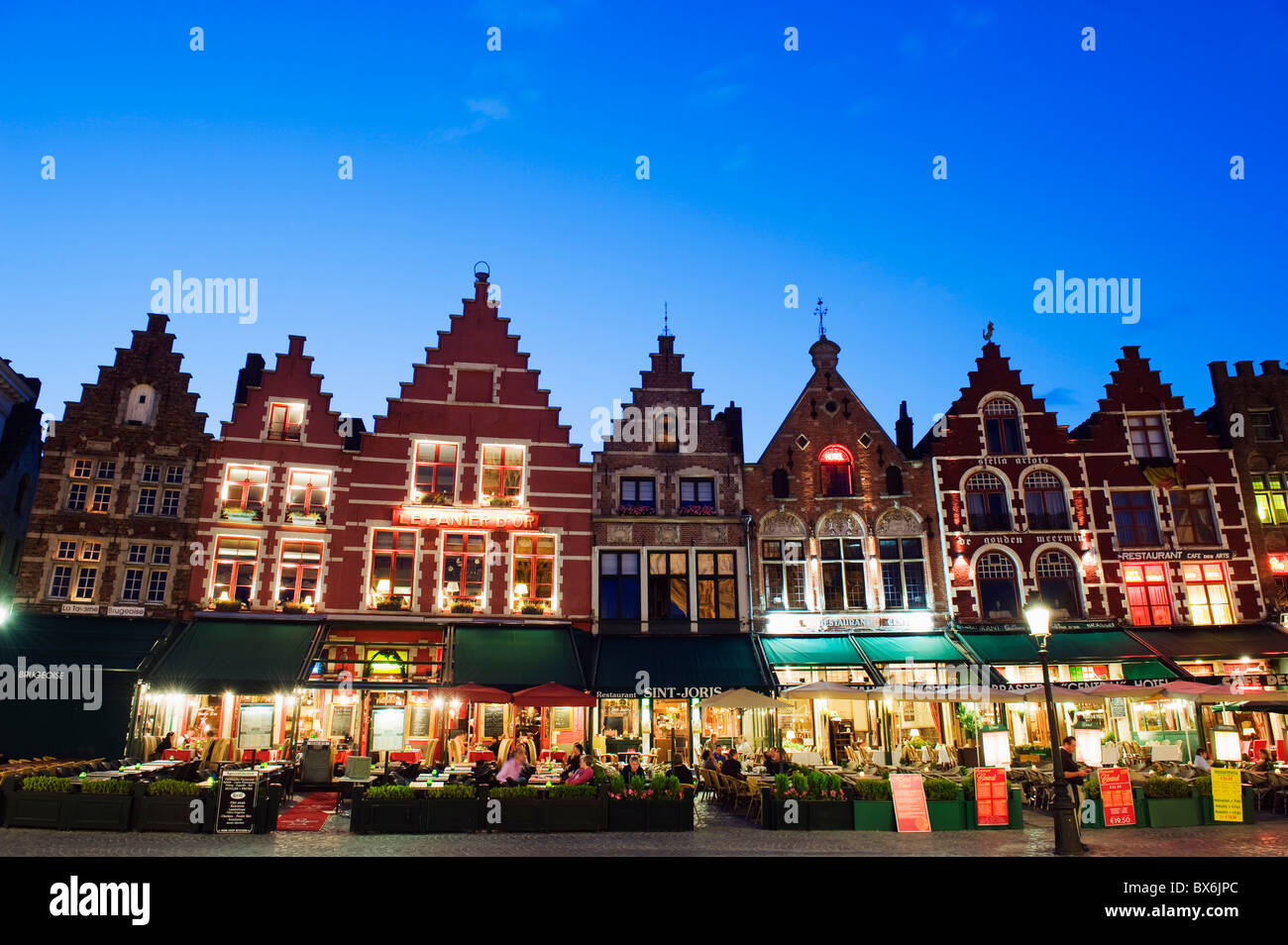 Markt (place du marché) est éclairée la nuit, Vieille Ville, site du patrimoine mondial de l'UNESCO, Bruges, Flandre, Belgique, Europe Banque D'Images
