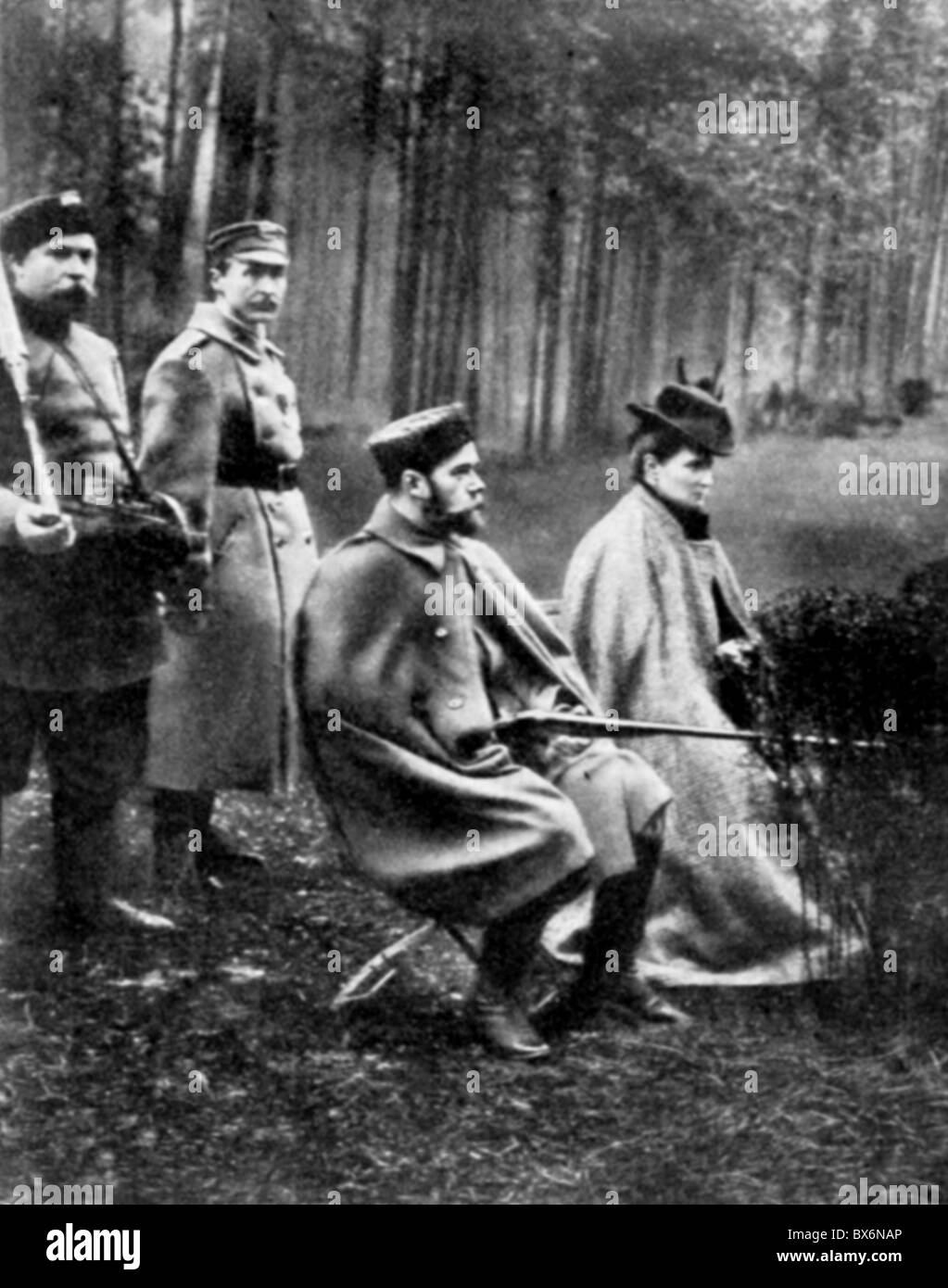 Nicholas II Alexandrovitch, 6.5.1868 - 16.7.1918, Empereur de Russie 21.10.1894 - 2.3.1917, avec épouse Empress Alexandra Feodorovna chasse, parc du Palais Livadia, Crimée, 1903, Banque D'Images