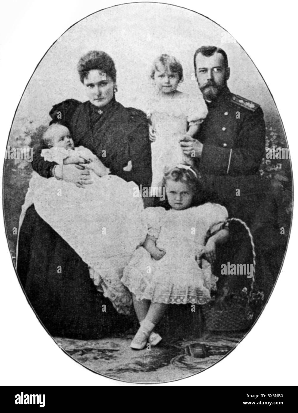 Nicholas II Alexandrovitch, 6.5.1868 - 16.7.1918, Empereur de Russie 21.10.1894 - 2.3.1917, avec la famille des histes, épouse Empress Alexandra Feodorovna, filles Maria, Tatiana et Olga, vers 1900, Banque D'Images