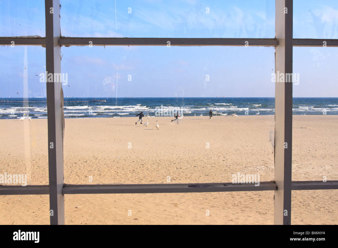 Vue de la plage à travers la vitre, Sopot, Pologne Banque D'Images