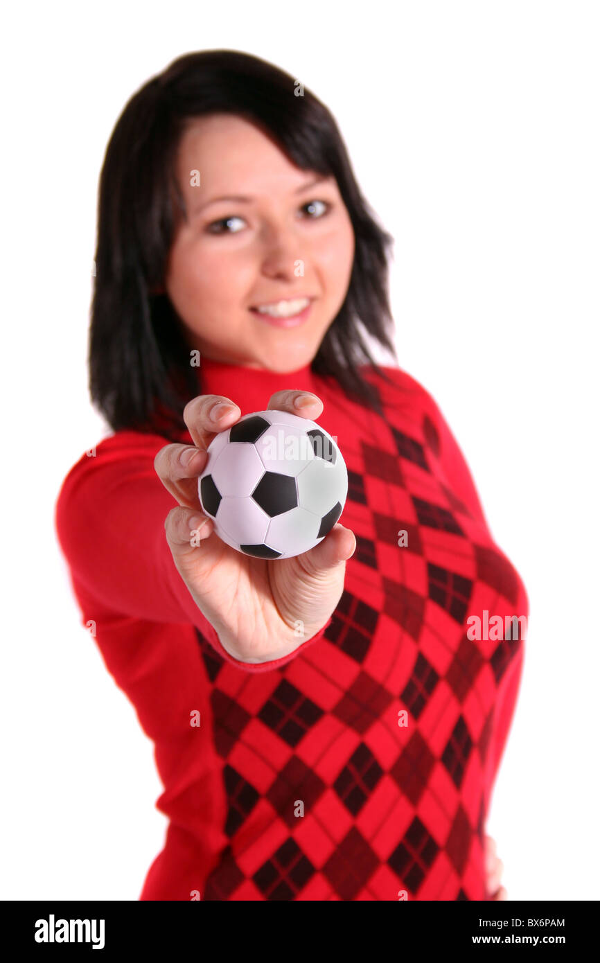 Une jeune femme beau olding un petit ballon de soccer. Tous isolé sur fond blanc. Banque D'Images