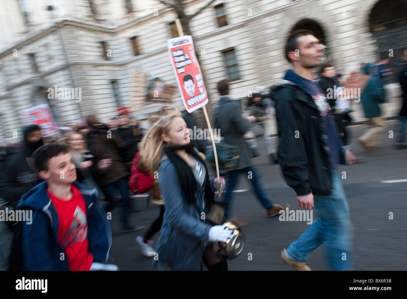 Les étudiants protestent contre la hausse des frais. Au début, le mois de mars est paisible mais tourne sour plus tard. Courir dans la place. Banque D'Images