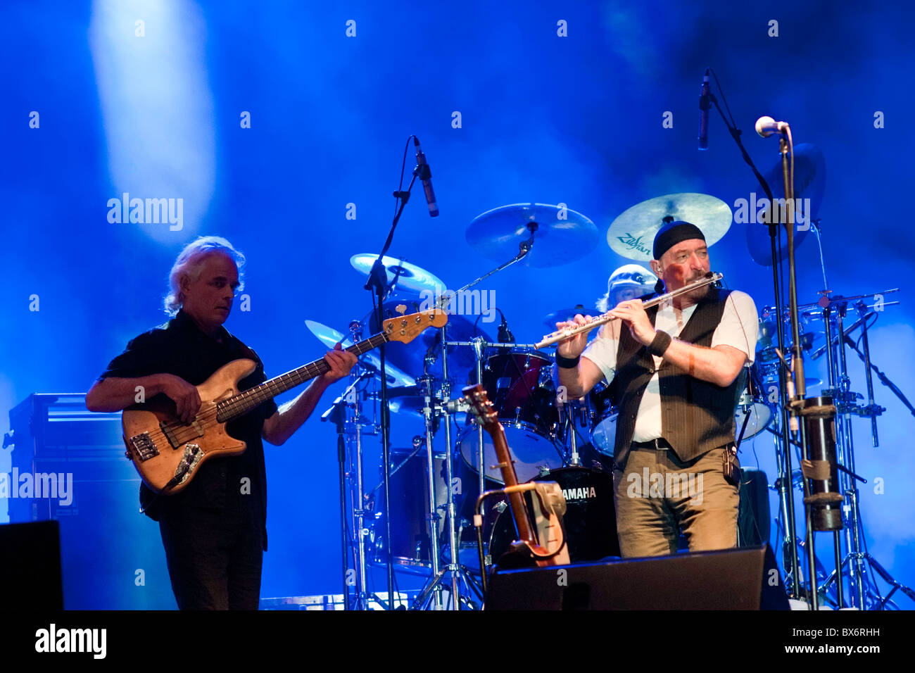 Ian Anderson (flûte) et David Goodier (guitare basse) de Jethro Tull jouer vivre à Jérusalem, Août 2010 Banque D'Images