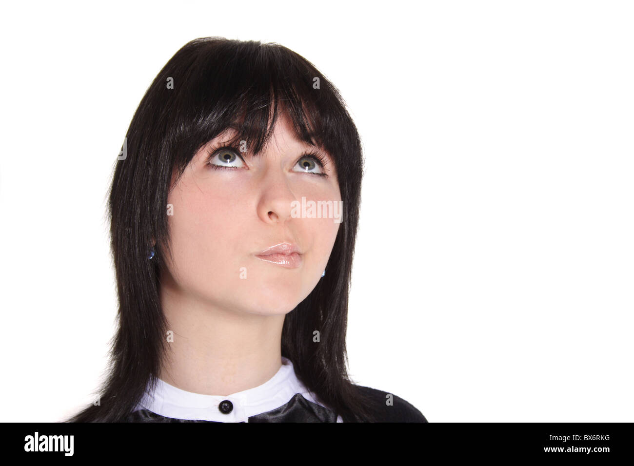 Une jolie jeune femme examine une décision. Tous isolé sur fond blanc. Banque D'Images