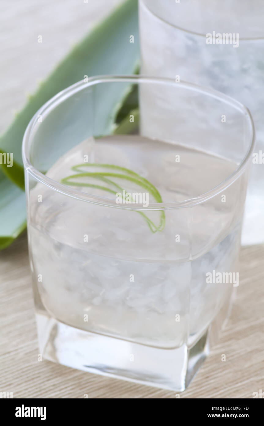 Verre à boire et de feuilles d'aloès comme libre Banque D'Images