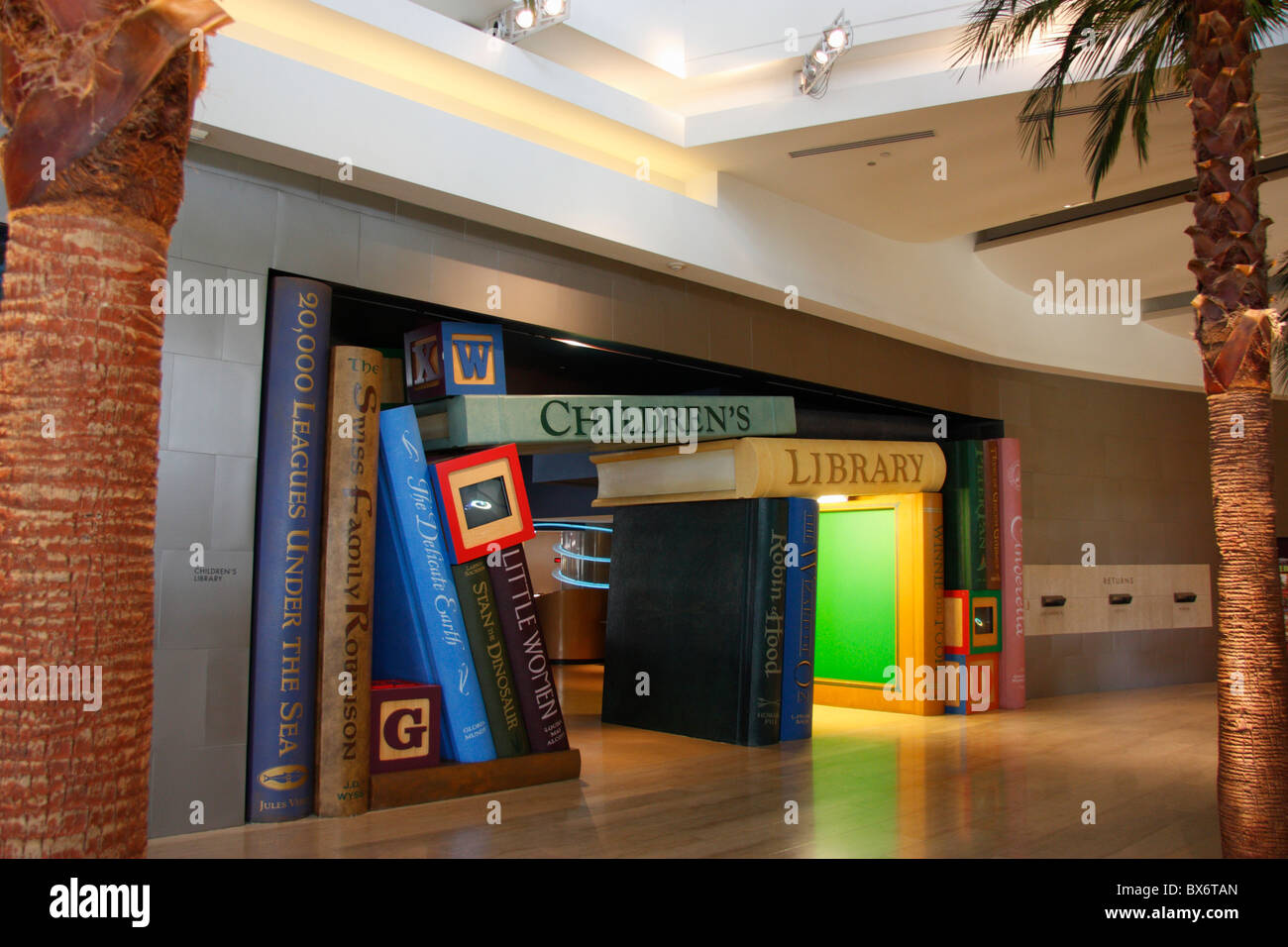 Entrée de la bibliothèque pour enfants à la bibliothèque de Cerritos, Burbank, Californie, États-Unis. Banque D'Images