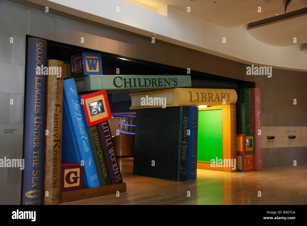 Entrée de la bibliothèque pour enfants à la bibliothèque de Cerritos, Burbank, Californie, États-Unis. Banque D'Images
