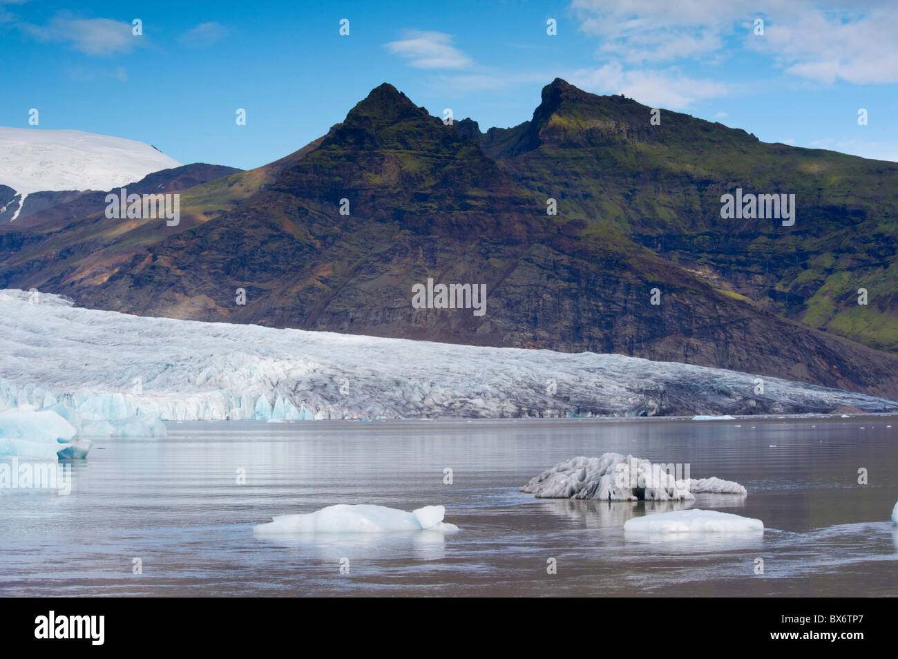 Fjallsarlon lac glaciaire et le glacier Fjallsjokull près de Jokulsarlon glacial Lagoon, au sud-est de l'Islande, Islande Banque D'Images