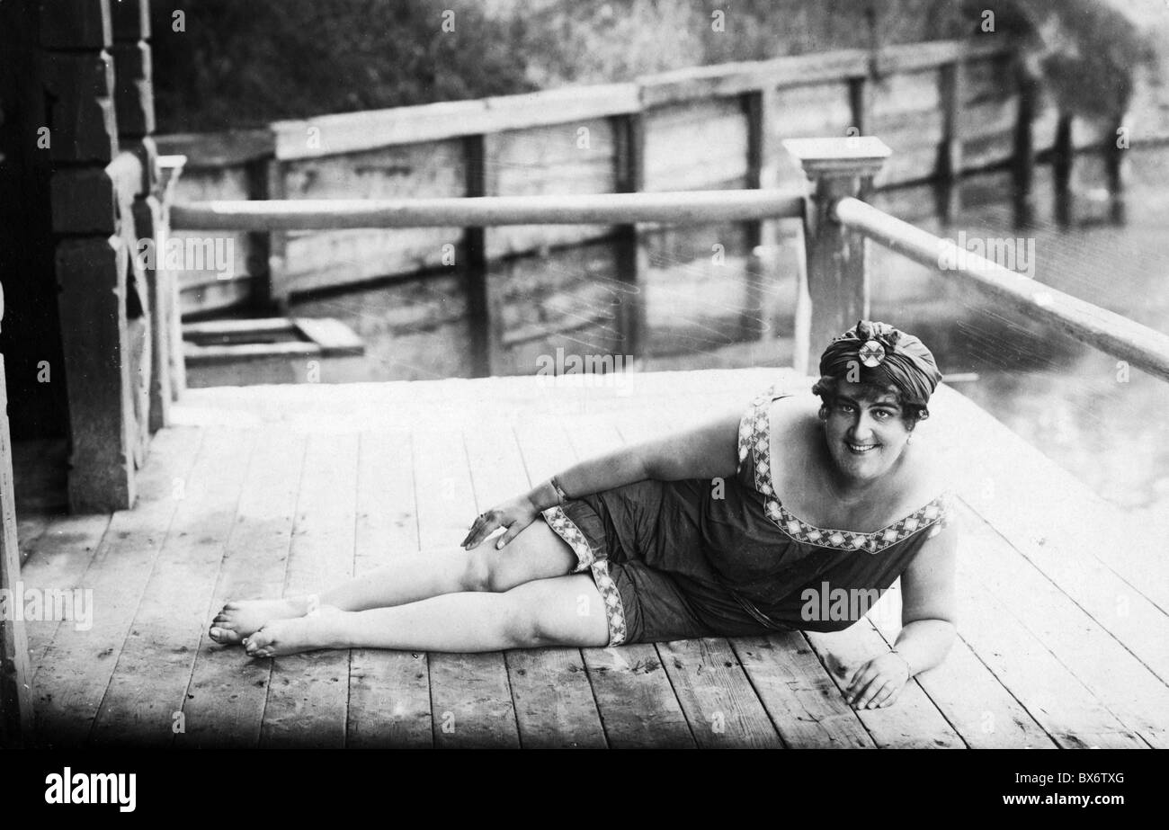 Mode, mode plage, femme en costume de bain couché sur un plancher de bois, carte postale, 1910, droits supplémentaires-Clearences-non disponible Banque D'Images