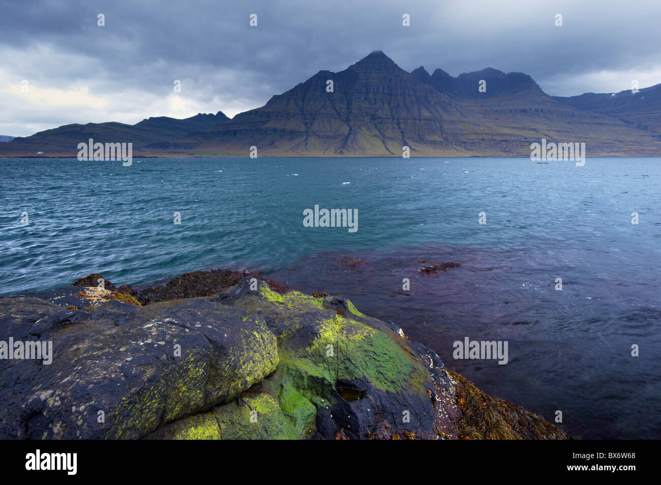 Mont Bulanstindur forme conique caractéristique des rives du fjord Berufjordur, Fjords de l'Est (région de l'Austurland), Islande Banque D'Images