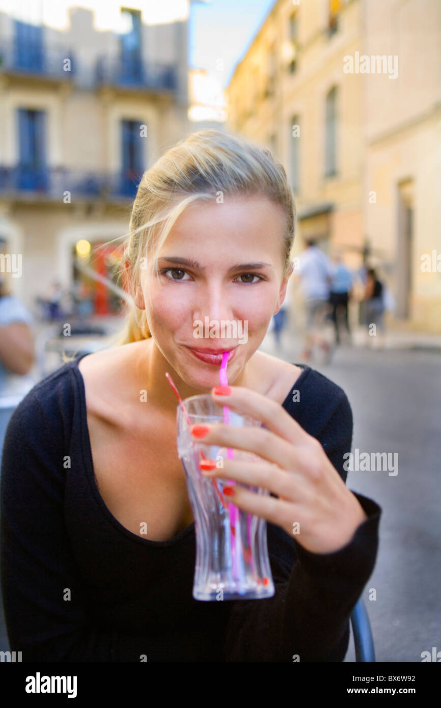 Portrait jeune femme à boire au café Banque D'Images