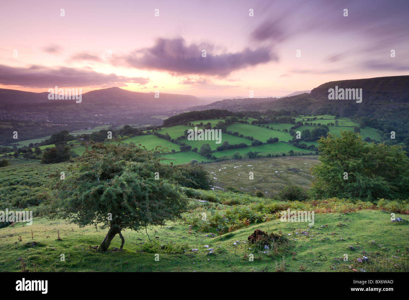 Le lever du soleil sur le Pain de Sucre vu de Craig y Cilau près de l'Escarpement de personnalités, parc national de Brecon Beacons, Powys, Wales Banque D'Images
