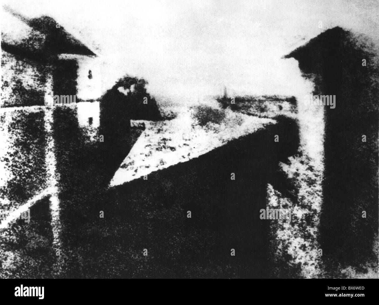 Photographie, première photo, prise par Josef Nicephore Niepce (1765 - 1833), héliogravure, 1826, vue de la fenêtre, Chalon-sur-Saone, prise sur asphalte, plaque métallique, durée d'exposition: 8 heures, fuzziness par l'ombre portée errante, photographie, image, photographies, vue de la fenêtre dans le gras, ombre, ombres, flou, origine, origines, genèse, première étape, début, début, France, invention, inventions, 1820, 19e siècle, , droits additionnels-Clearences-non disponible Banque D'Images