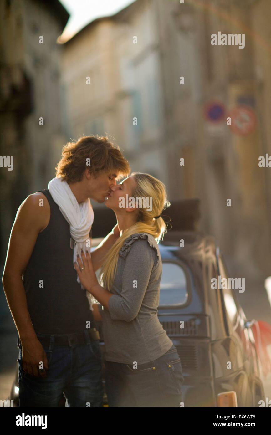 Jeune couple baiser dans rue Banque D'Images