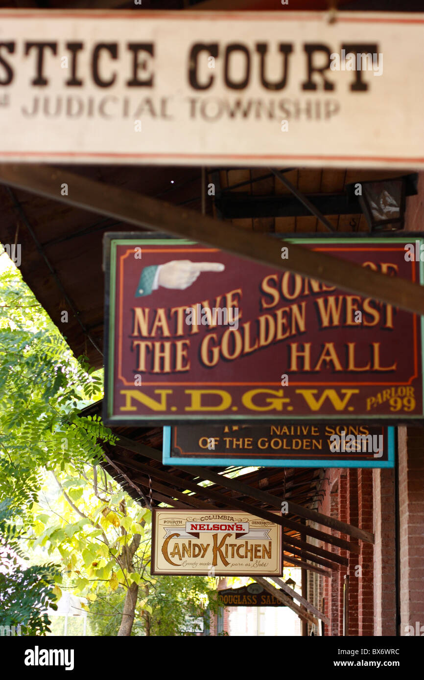 Vieilles enseignes. Parc d'état historique de Columbia, Columbia, du comté de Tuolumne, Californie, États-Unis. Banque D'Images