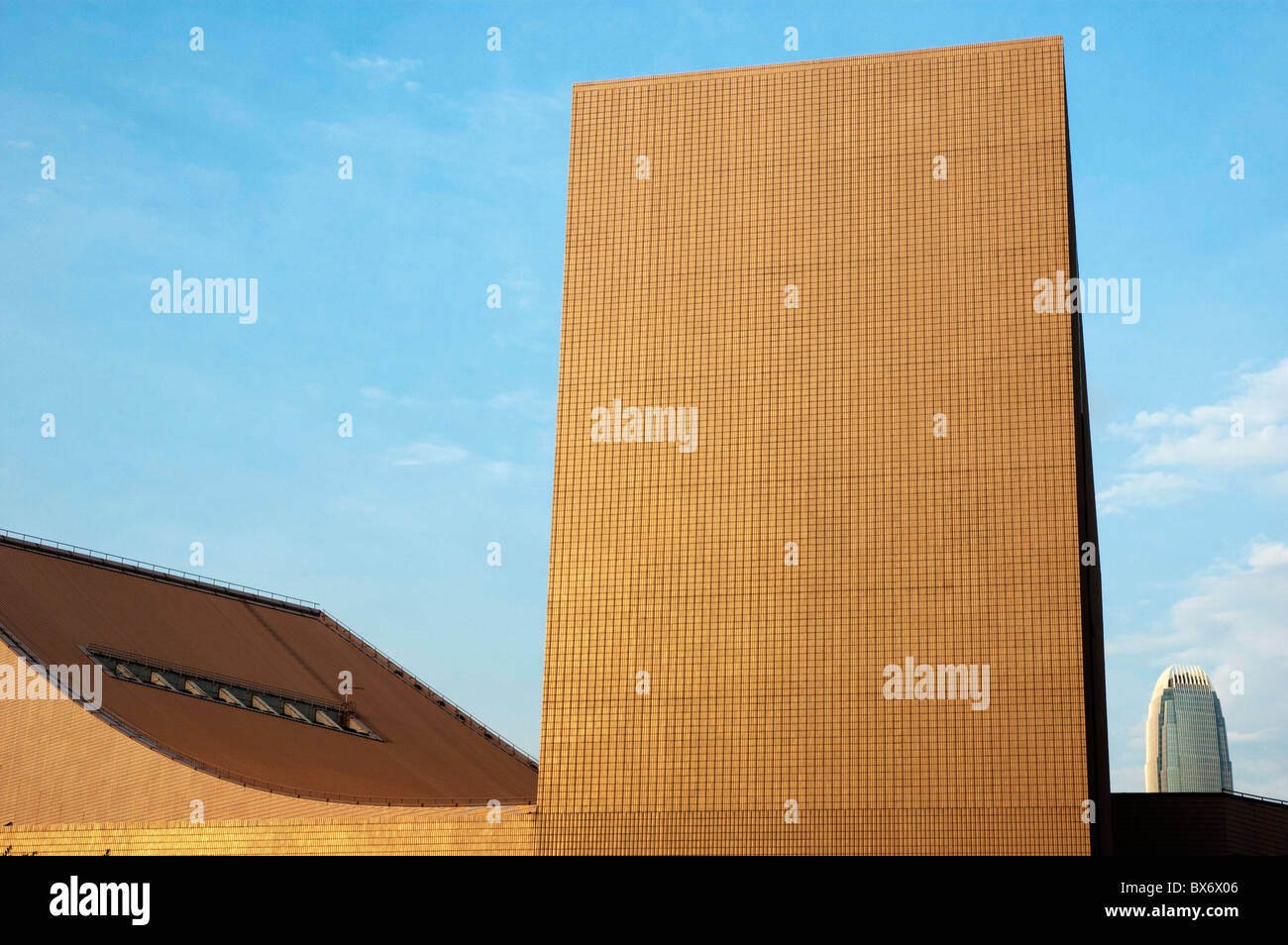 Centre Culturel de Hong Kong, avec l'International Finance Centre bâtiment en arrière-plan, Kowloon, Hong Kong, Chine. Banque D'Images