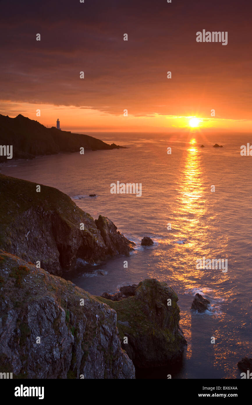 Lever de soleil spectaculaire derrière Commencer Point Lighthouse dans South Hams, Devon, Angleterre. L'automne (septembre) 2010. Banque D'Images