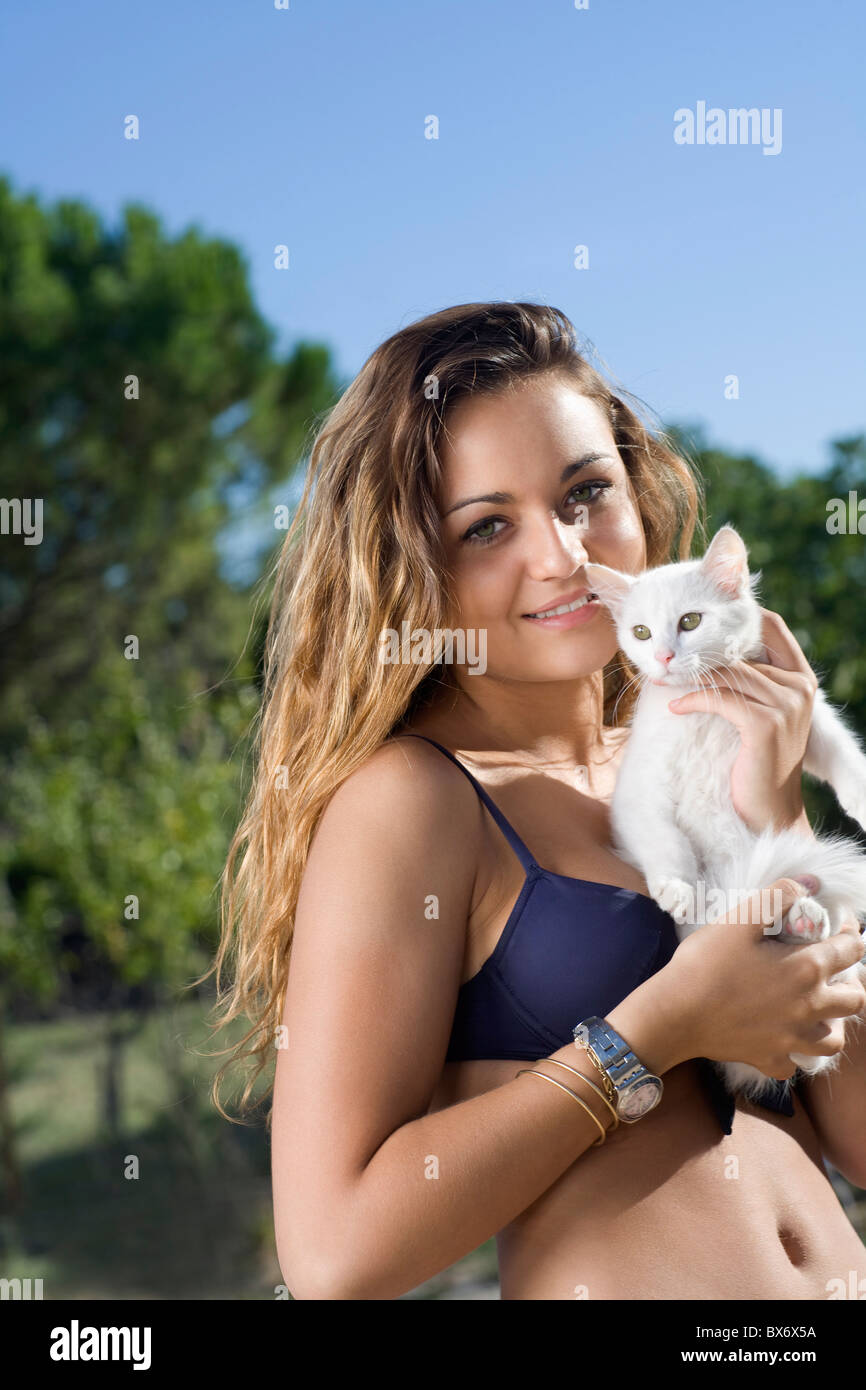 Jeune femme détient spikes en dehors Banque D'Images