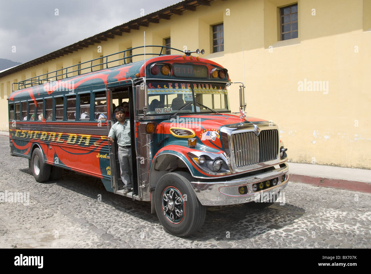 Le bus de poulet coloré du Guatemala, Antigua, Guatemala, Amérique Centrale Banque D'Images
