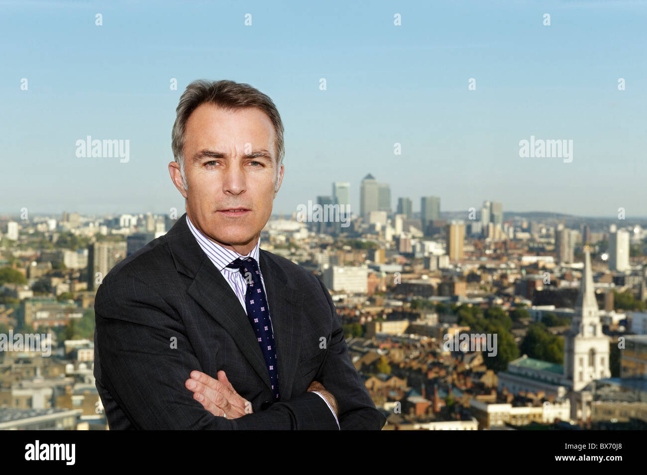 Portrait de l'exécutif avec vue de paysage de ville derrière lui Banque D'Images