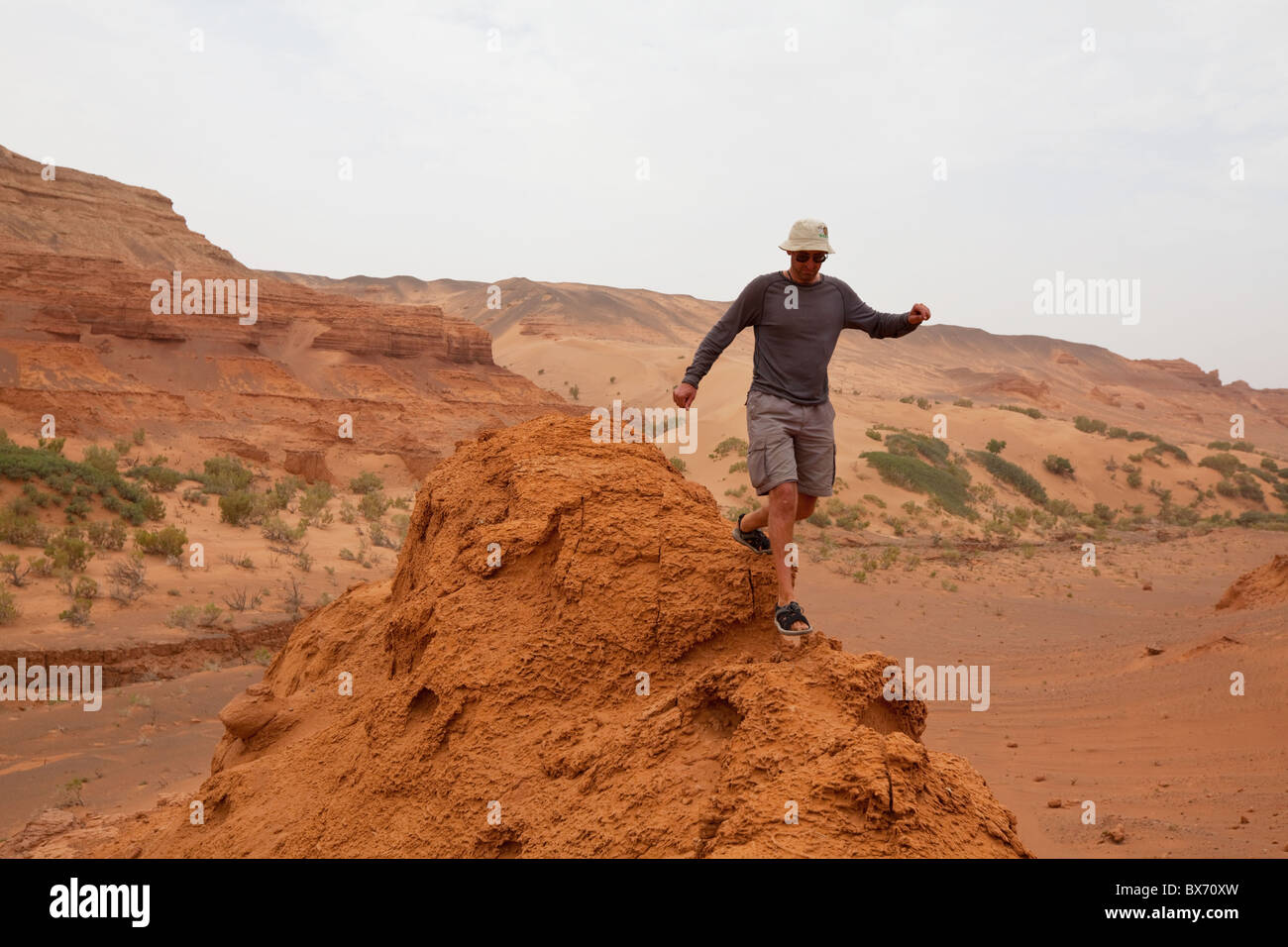 L'homme sur le rocher en Khermen Tsav, , Gurvansaikhan National Park, au sud de Gobi, Mongolie Banque D'Images