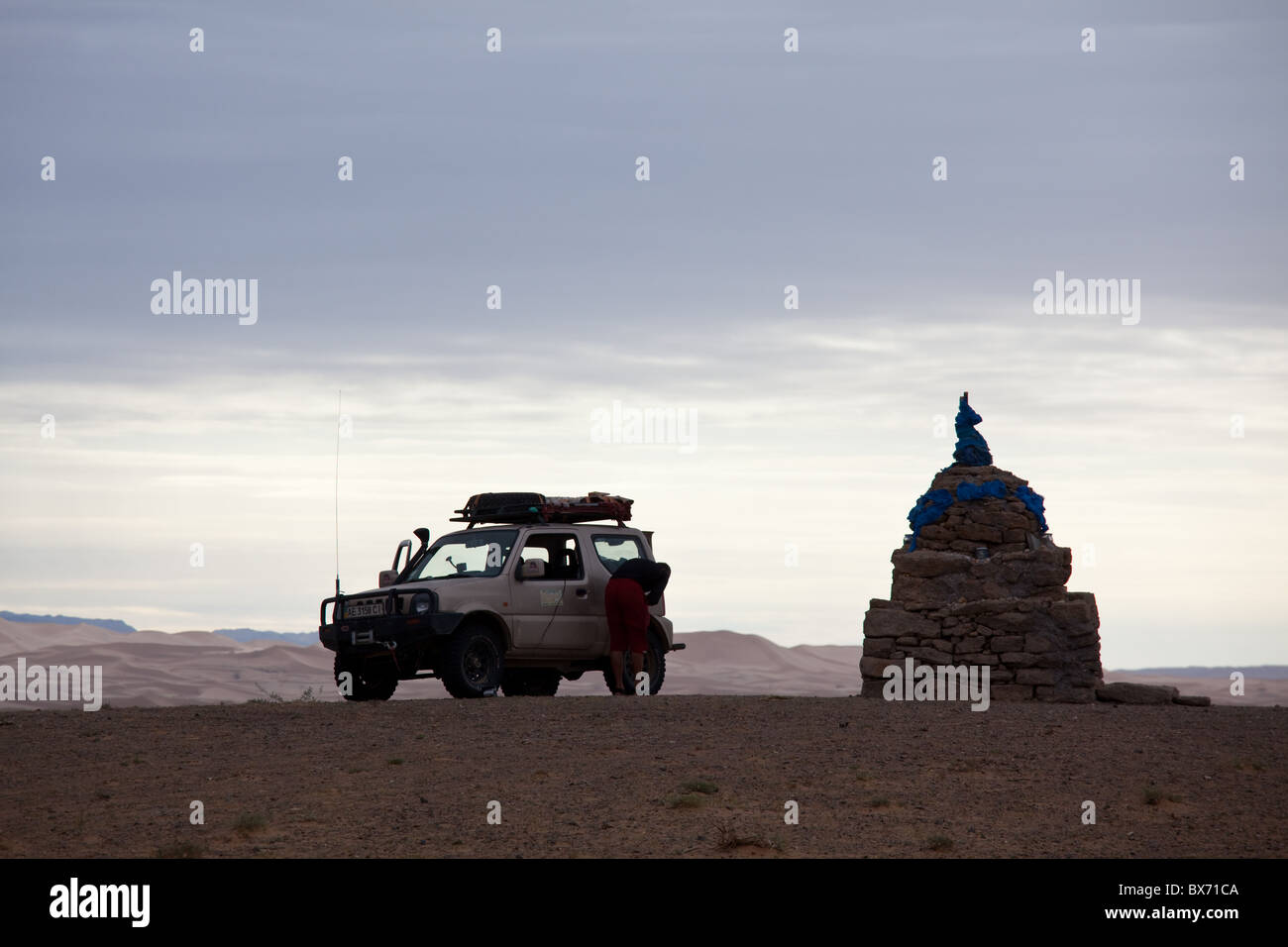 Véhicule hors route équitation dans désert Mongolien, Gobi Jimny Suzuki Banque D'Images