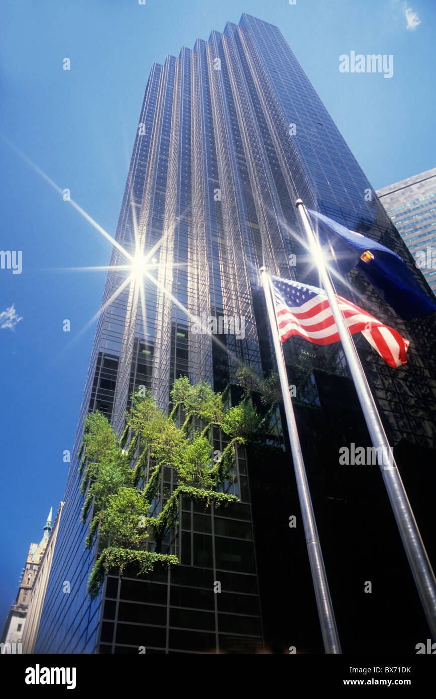 La lumière du soleil qui se reflète sur la Trump Tower, Manhattan, New York City, New York, USA. Banque D'Images