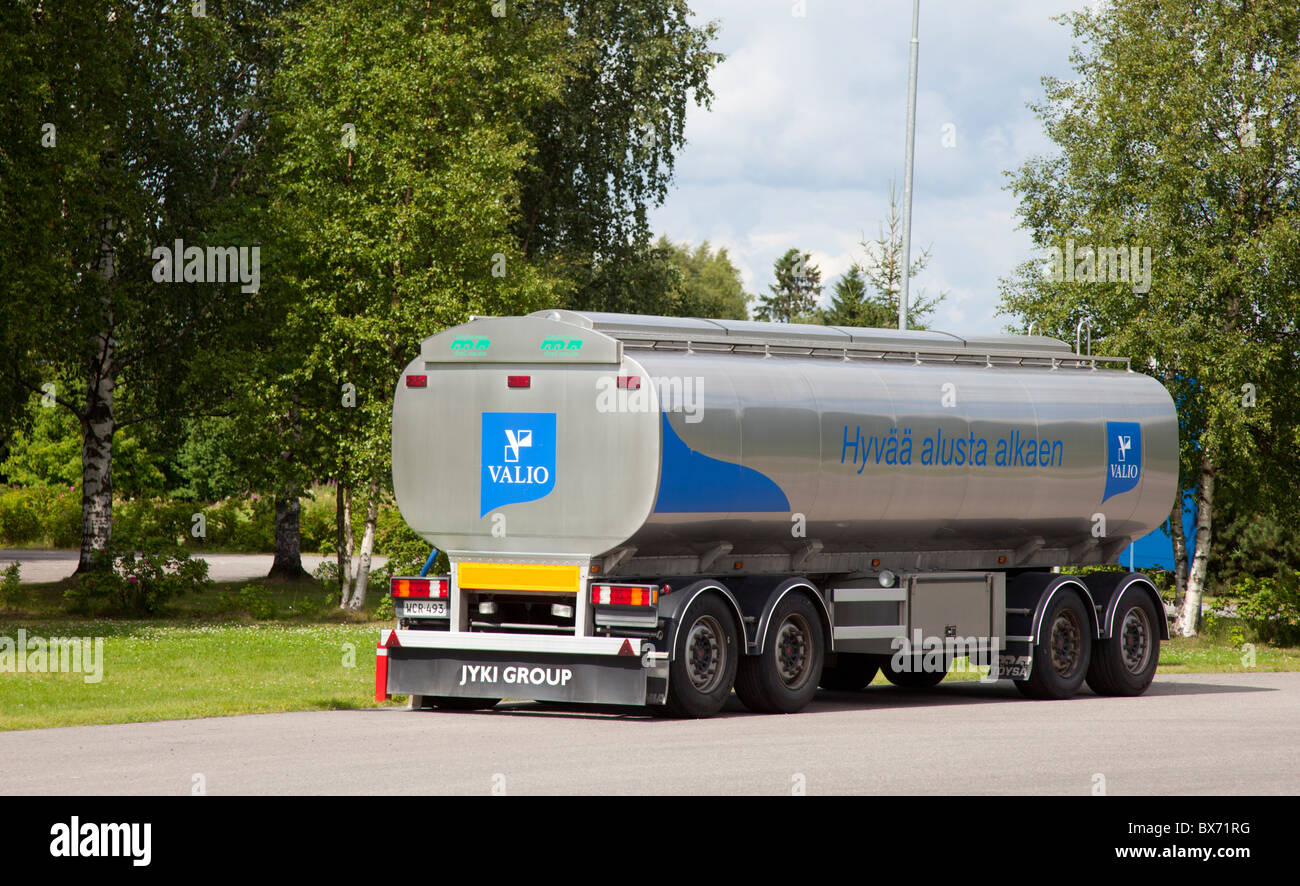 Produits laitiers en acier inoxydable chariot remorque-citerne , utilisés pour le transport du lait pour produits laitiers , Finlande Banque D'Images