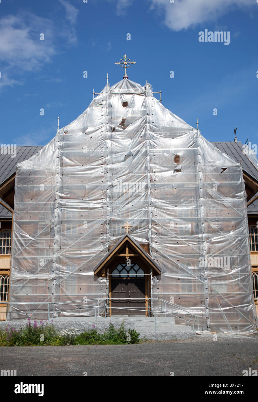 Feuilles de plastique couvrant la façade d'une église luthérienne en bois à Lapinlahti pendant les travaux de rénovation , Finlande Banque D'Images